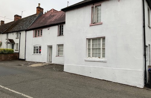 Shrewton Maison | 13 Guest Rooms 1602 Public House House Daily Cleaning House keeper
