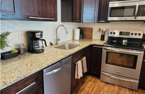 Vine Appartement | 131 Cedar 2 · Chic 2BR Urban Retreat | Downtown Kalamazoo