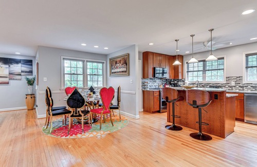 Colesville Maison | 14 Mi to DC: Retreat w/ Hot Tub & Sunroom!