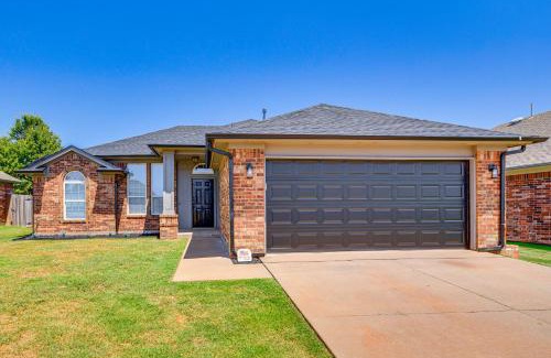 Edmond Maison | 14 Mi to Dtwn OKC Edmond Gem with Fenced Yard!
