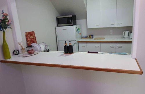 Lower Hutt Maison | 14 Minutes to the ferry! Five bedrooms with a yard, an office room, and more!
