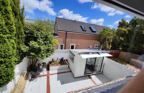 Lower Hutt Maison | 14 Minutes to the ferry! Five bedrooms with a yard, an office room, and more!