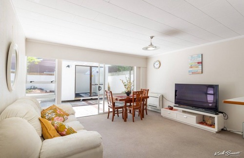 Lower Hutt Maison | 14 Minutes to the ferry! Five bedrooms with a yard, an office room, and more!