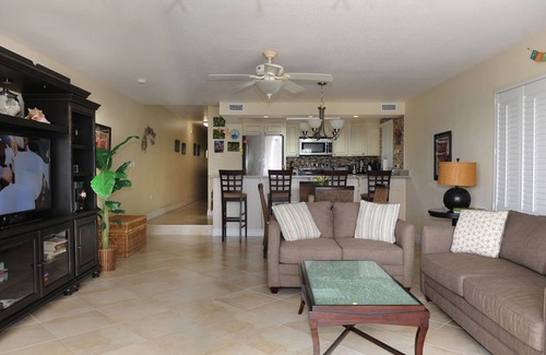 Seven Mile Beach Copropriété | Spectaculaire Oceanfront sur Pristine 7 Mile Beach Discovery Point Club # 14