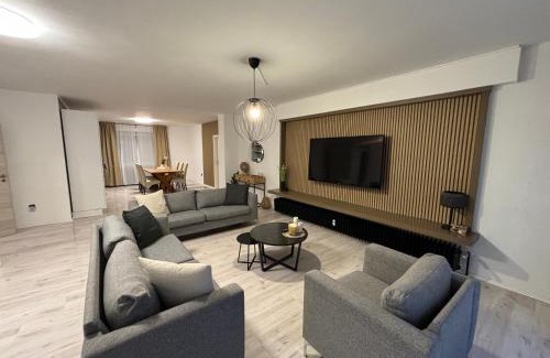 Region Hannover District Appartement | 140qm - 4 Zimmer- Parkplatz - Autobahn - blauer See - MalliBase Apartments