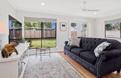 Currimundi Maison | 15 Croydon Av · Divine designer home 5min walk to Currimundi Beach