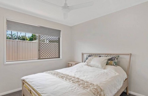 Currimundi Maison | 15 Croydon Av · Divine designer home 5min walk to Currimundi Beach