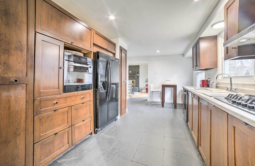 Monroe Heights Maison | 15 Mi to Pittsburgh: WFH-Friendly Home w/ Deck