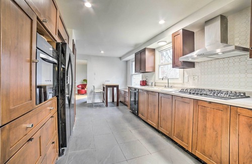 Monroe Heights Maison | 15 Mi to Pittsburgh: WFH-Friendly Home w/ Deck