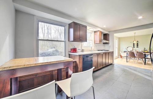 Monroe Heights Maison | 15 Mi to Pittsburgh: WFH-Friendly Home w/ Deck