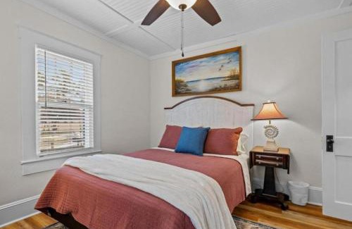 Newport Maison | 15 min to Beach, 3 Acre Country Living, Firepit