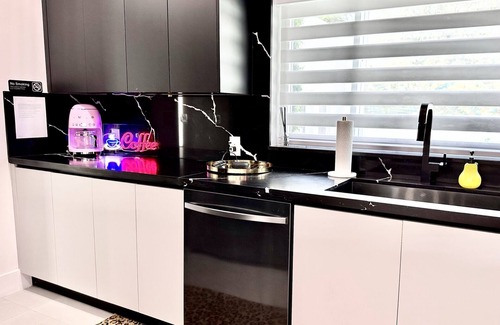 Harbor Beach Maison | 15 min to fl Lauderdale airport, 8 min walking distance to beach , Heated pool.