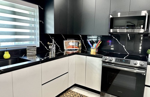 Harbor Beach Maison | 15 min to fl Lauderdale airport, 8 min walking distance to beach , Heated pool.