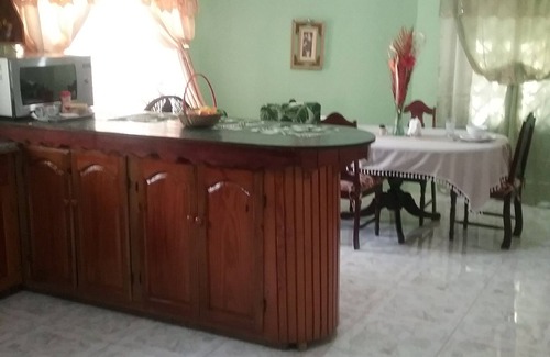 West Gate Hills Maison | 15 mins to airport. Entire 1st floor 2 bedrooms, 2 bathrooms Sleeps 4.No sharing