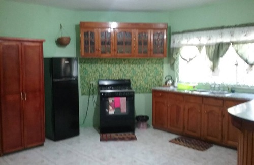 West Gate Hills Maison | 15 mins to airport. Entire 1st floor 2 bedrooms, 2 bathrooms Sleeps 4.No sharing