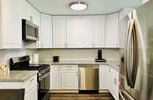 Lawrence Maison | 15 Minutes away from downtown. Entire guest house.