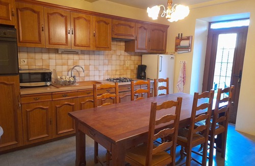 Pontgibaud Maison | A 15 minutes de Vulcania, grande maison familiale avec jardin, Gîte Côté Jardin