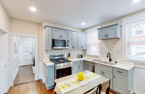 Roslindale Appartement | 15 minutes to Fenway Park! Family-sized unit offers free parking.
