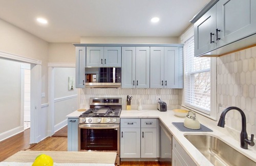 Roslindale Appartement | 15 minutes to Fenway Park! Family-sized unit offers free parking.