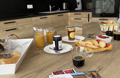 Neffies Maison | 15 mn Pézenas, maison confort 4* avec terrasse ensoleillée et parking privatifs.