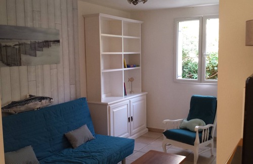 Le Brusc Cottage | A 150 mètres de la mer, T3 65m² , charme, calme, jardin , emplacement idéal.