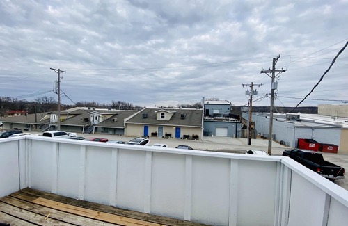 Grain Valley Appartement | 15miles to stadiums-walking distance to local bars
