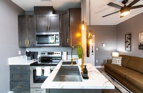 University Heights Appartement | 15min->Beach*Walk to Cafes*Full Kitchen- W/D