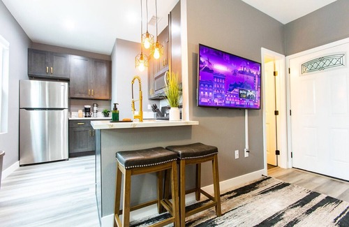 University Heights Appartement | 15min->Beach*Walk to Cafes*Full Kitchen- W/D