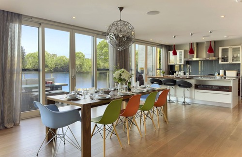 Lechlade Maison | 16 Huntsman Lake, Lakes by Yoo, 4 bed/sleeps 8 +2 kids, roof top/Spa/pool