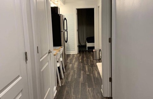 Industry Appartement | 1631 2D · Invitant 1 lit Apt.-20 min à NYC / Parking disponible.