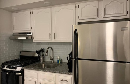 Industry Appartement | 1631 2D · Invitant 1 lit Apt.-20 min à NYC / Parking disponible.