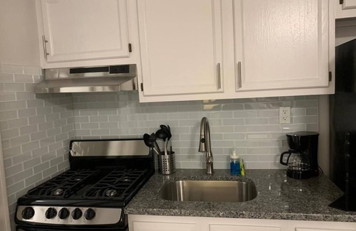Industry Appartement | 1631 2D · Invitant 1 lit Apt.-20 min à NYC / Parking disponible.