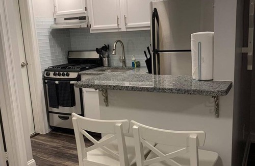 Industry Appartement | 1631 2D · Invitant 1 lit Apt.-20 min à NYC / Parking disponible.