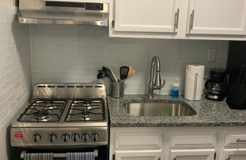 Industry Appartement | 1631 2H · Adorable 2 lits Apt / 20min à NYC-Parking Dispo.