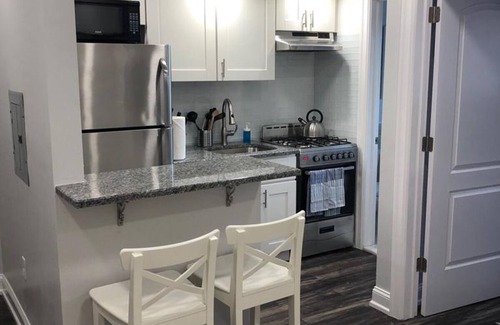 Industry Appartement | 1631 4C · 1 lit reposant Apt / 20 min à NYC-Parking disponible.
