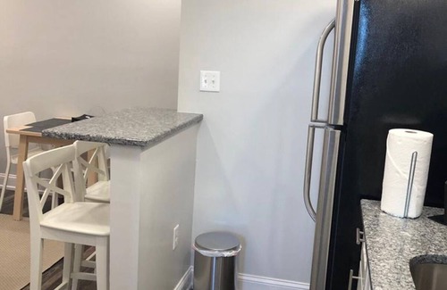 Industry Appartement | 1631 4C · 1 lit reposant Apt / 20 min à NYC-Parking disponible.
