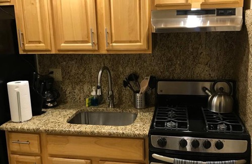 Industry Appartement | 1631 4E · Awesome 2bed Apt-20 min to NYC / Parking Avail.