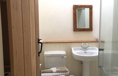 Glastonbury Autre | 16thCentury cottage, foothills of Glastonbury Tor, outdoor pool.