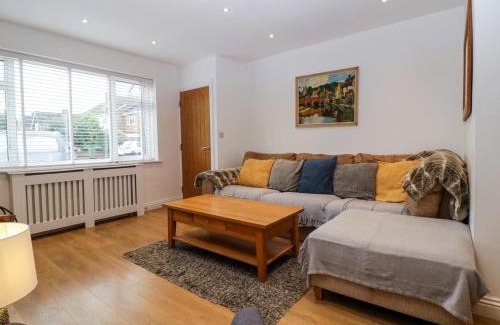 Broadway Maison | 17 Sands Close