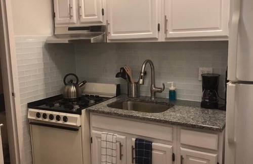 Industry Appartement | 1703 1C · Agréable 1 lit Apt-20 min à NYC / Parking Avail.