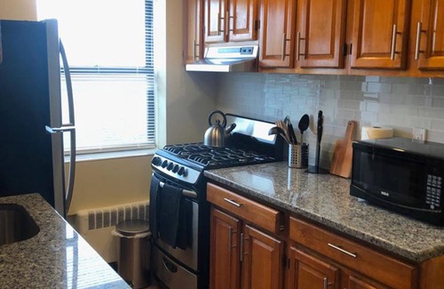 Industry Appartement | 1715 5E · Classy et mignon 2b Apt / 20 min à NYC-Parking Dispo