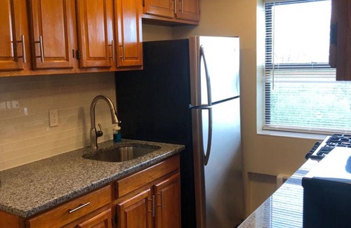 Industry Appartement | 1715 5E · Classy et mignon 2b Apt / 20 min à NYC-Parking Dispo