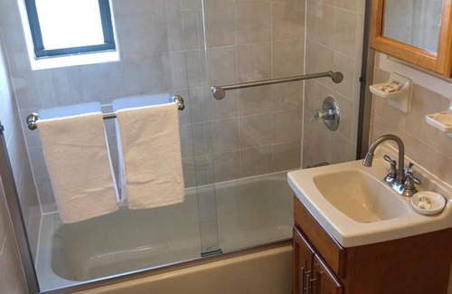 Industry Appartement | 1715 5E · Classy et mignon 2b Apt / 20 min à NYC-Parking Dispo