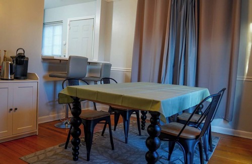 Franklin Park Appartement | 1750. Charming 2BR apartment with Wi-Fi. Quick Drive to Airport and Park Views