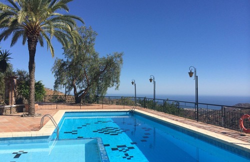 Malaga-Este Appartement | Couvent du 17ème siècle offrant des vacances en famille avec piscine, tennis et vue imprenable
