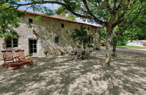 Savigne Maison | Gîte du 17ème siècle avec utilisation exclusive d'une grande piscine privée et jardin