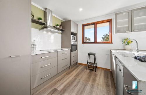 Jindabyne Maison | 18 Kurrajong St - 3BR l Pet Friendly l Central Location l Air-Con
