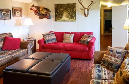 Dornsife Maison | 180-Acre Farm The Lodge in Klingerstown!
