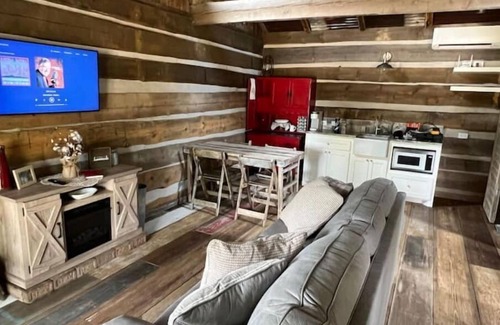 Montgomery Cabine | 1800’s style log cabin with modern amenities