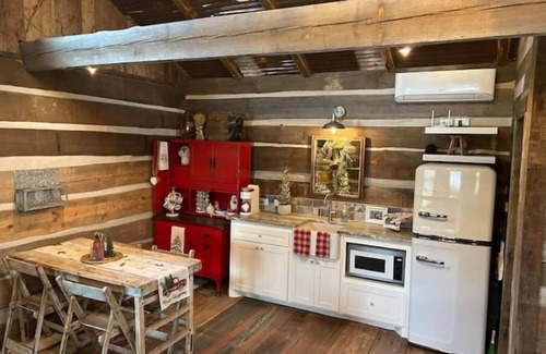 Montgomery Cabine | 1800’s style log cabin with modern amenities